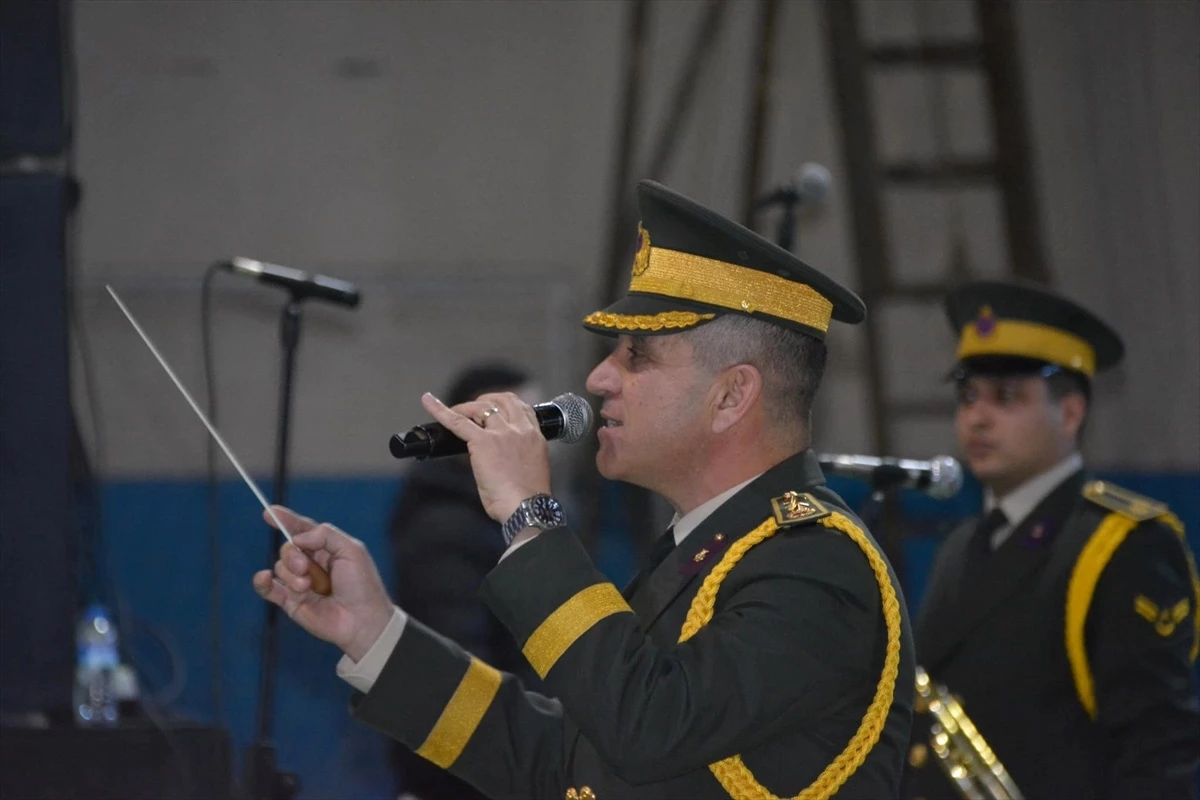 Malatya’dan gelen 2. Ordu Komutanlığı Bandosu Şemdinli’de konser verdi
