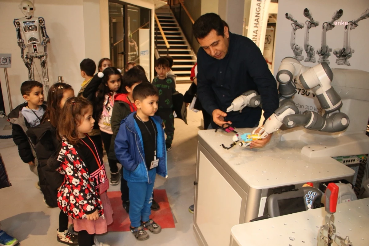 Kartal Belediyesi ve Makina Mühendisleri Odası İstanbul Şubesi iş birliğiyle Bilim, Mühendislik ve Teknoloji Merkezi’nde minikler robotları inceledi