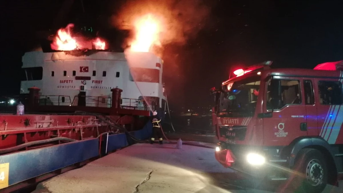 Ünye Limanı’nda çimento yüklü gemide yangın çıktı