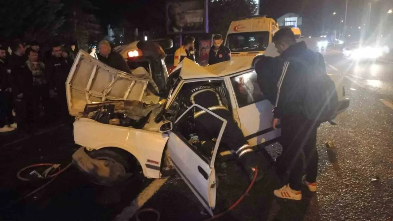 Trafik kazasında Tofaş otomobil hurdaya döndü: 4 yaralı – Ordu Olay Gazetesi