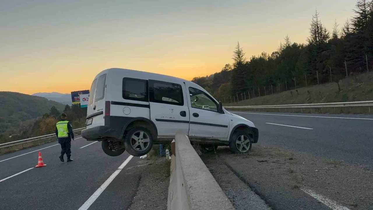 Hafif ticari araç beton bariyerlerde asılı kaldı: 1 yaralı – Ordu Olay Gazetesi