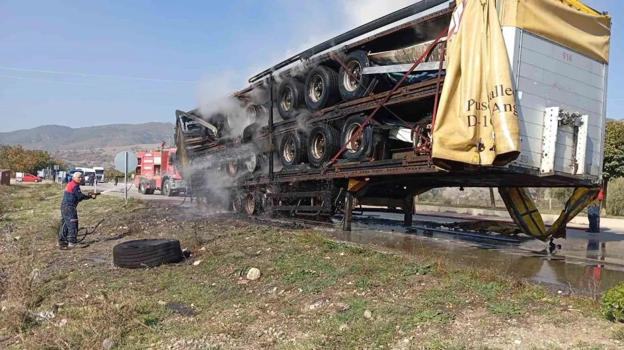 Amasya’da hurda yüklü tırın dorsesi alevlere teslim oldu – Ordu Olay Gazetesi