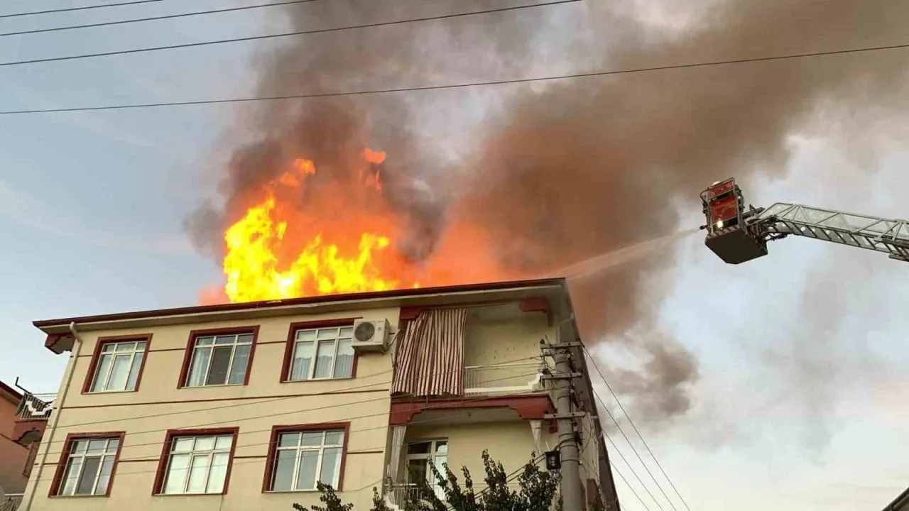 Karaman’da binanın çatısı alev topuna döndü, mahalleli sokağa döküldü – Ordu Olay Gazetesi