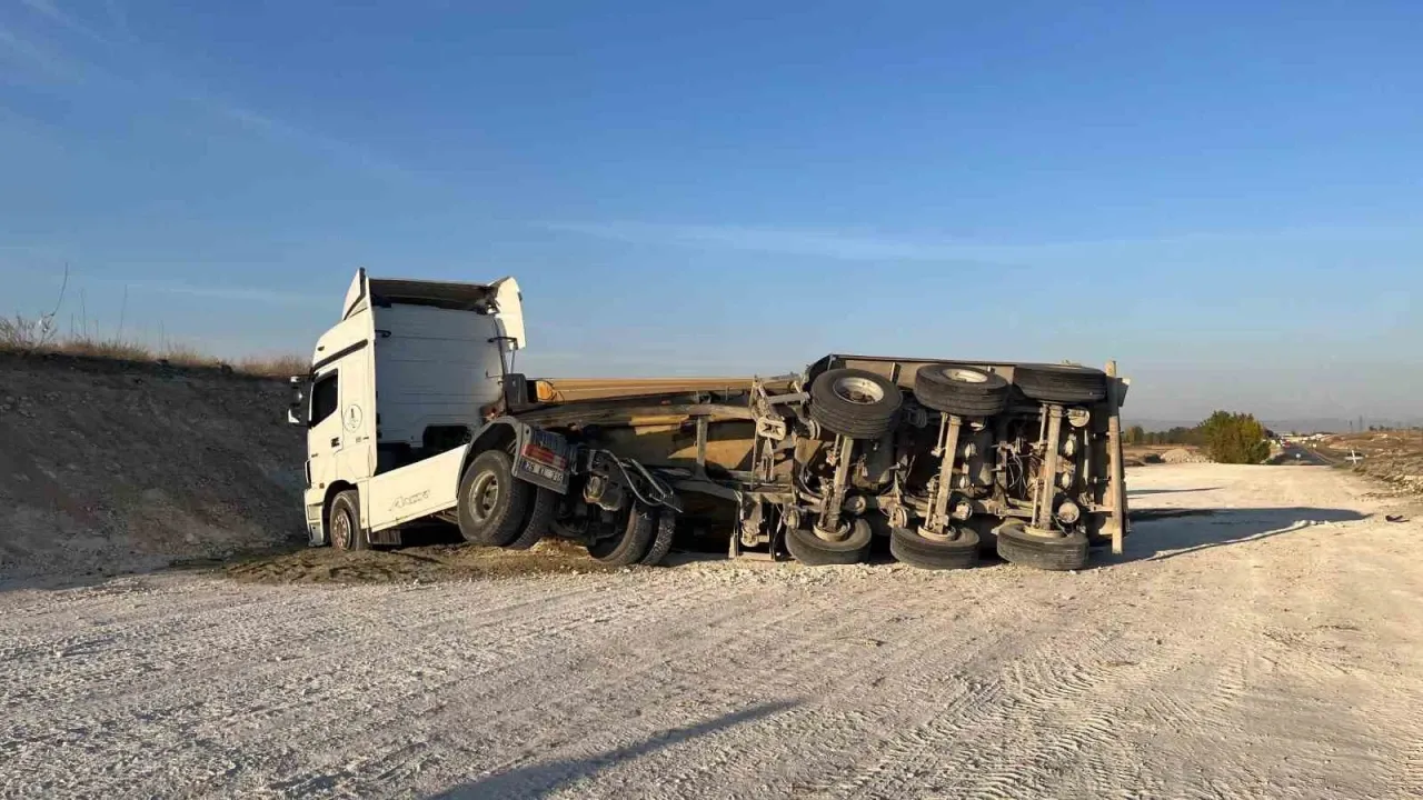 Kaza yapan 2 araca çarpmamak isterken tırı devirdi – Ordu Olay Gazetesi