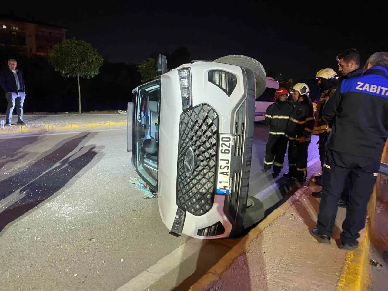 Kocaeli’de alkollü sürücünün kullandığı cip elektrik direğine çarpıp yan yattı: 2 yaralı – Ordu Olay Gazetesi