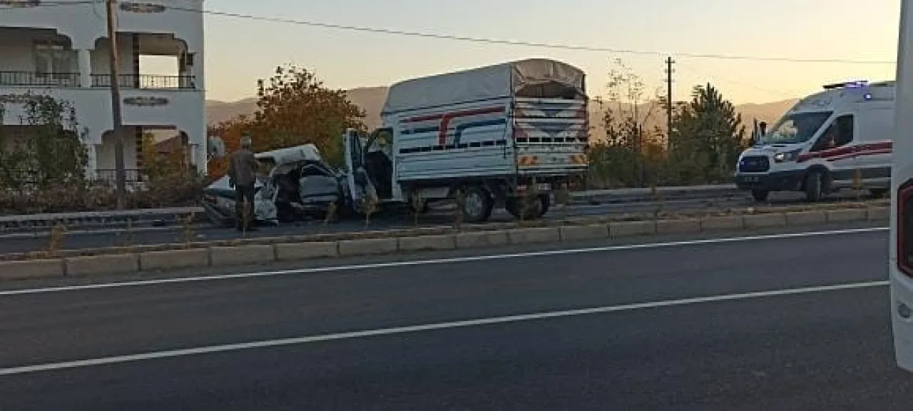 Elazığ’da otomobil ile kamyonet çarpıştı: 1 ölü, 1 yaralı – Ordu Olay Gazetesi