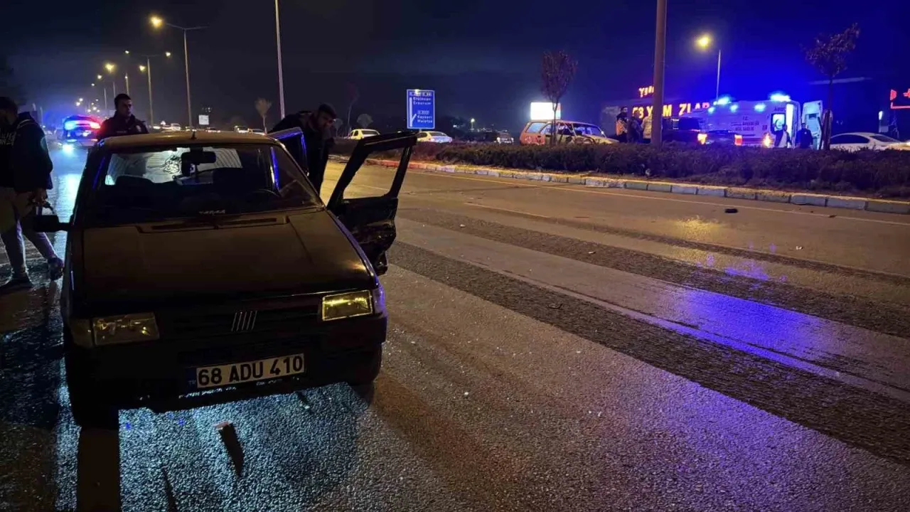 Otomobil ile çarpışan Tofaş fırlayarak refüje uçtu: 3 kişi yaralandı – Ordu Olay Gazetesi