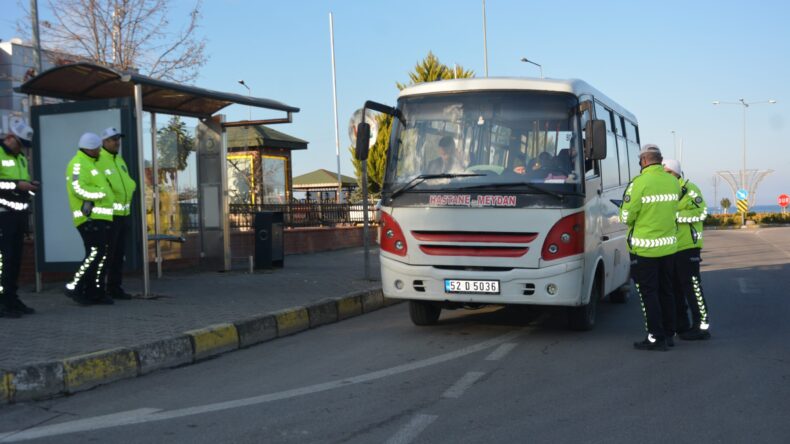 Ordu’da ayakta yolcu taşıyan dolmuş sürücüleri denetlendi