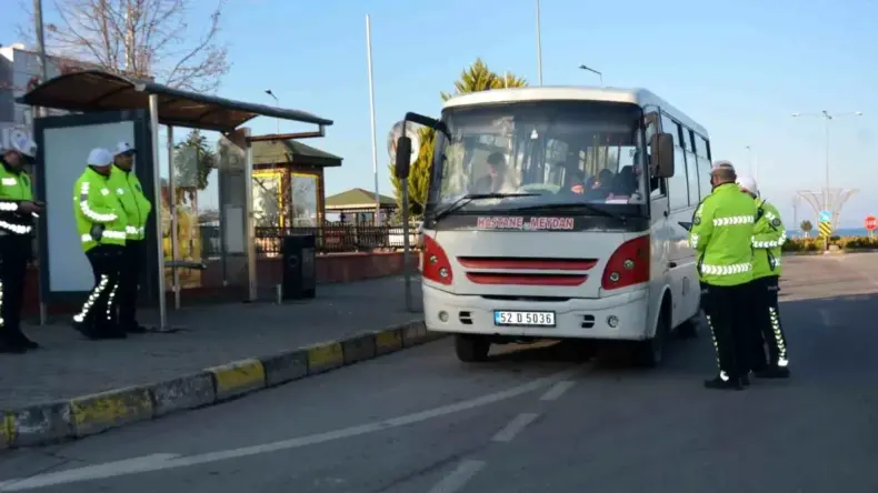 Ünye’de Dolmuş Denetimi: 4 Sürücüye Ceza